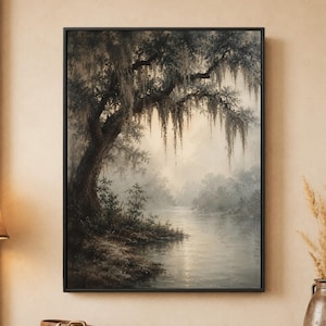 Op de afbeelding: Een ingelijste wandkunstprint met een landschap met een grote boom met hangend mos op de linkeroever van een kalme, mistige rivier. Het kleurenpalet bestaat uit gedempte grijstinten, bruintinten en zachte wittinten voor een nevelig uitzicht.