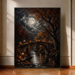 Puede incluir: Una impresión de arte mural enmarcada que representa un puente de piedra sobre un arroyo oscuro por la noche. La escena incluye una luna llena, siluetas de murciélagos volando, árboles con hojas de otoño y calabazas naranjas brillantes.