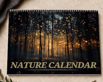 Può includere: Un calendario da parete orizzontale con rilegatura a spirale nella parte superiore. La copertina mostra una scena di foresta scura illuminata da numerose luci dorate. Il testo NATURE CALENDAR è stampato in basso in un carattere chiaro.