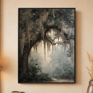 Op de afbeelding: Een rechthoekige ingelijste kunstprint met een donker, sfeervol landschapsschilderij van een grote, knoestige boom bedekt met hangend Spaans mos. De scène toont een mistig bospad met gedempte groene, grijze en bruine tinten door het hele beeld.