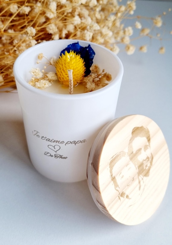 Bougie artisanale personnalisée avec gravure sur bois – un cadeau unique et mémorable.