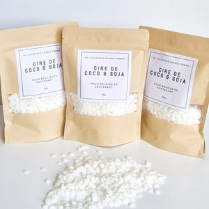 Puede incluir: Tres bolsas de papel marrón llenas de copos de cera blanca. Cada bolsa tiene una etiqueta blanca con el texto "MY LUXURIOUS CANDLE DREAM CIRE DE COCO & SOJA POUR BOUCIES EN CONTENANT 200g".