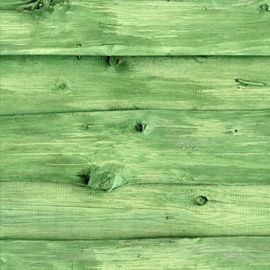Puede incluir: Primer plano de una superficie de madera desgastada pintada de un color verde claro. La madera está dispuesta en tablones horizontales, creando un fondo rústico y texturizado.