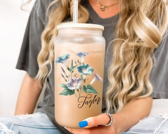 Taza de taza de café de flor de nacimiento personalizada con nombre, lata de vidrio de flor de nacimiento con paja de tapa, propuesta de dama de honor, lata de cerveza personalizada, favor de fiesta