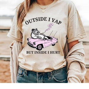 Dehors, je jappe mais à l'intérieur, j'ai mal, t-shirt raton laveur, t-shirt étrange, t-shirt meme, t-shirt panda poubelle
