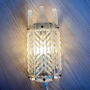 Mid-century crystal glass sconce wall lamp. Swedish vintage 1960s.