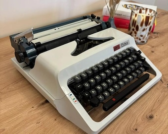 Restored Daro Erika Typewriter – Polish QWERTZ Keyboard, Two-Tone Mid-Century Modern Desk Decor