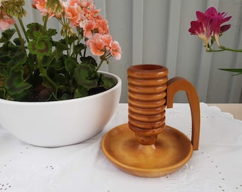 Handgefertigter Teelichthalter aus hellbraunem Holz. Schwedischer Jahrgang aus den 1980er Jahren.