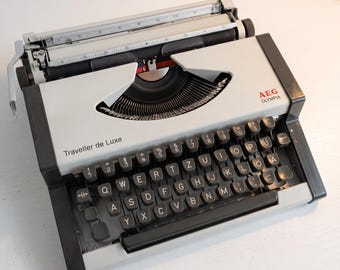 Vintage Olympia Traveller de Luxe Typewriter – Working Grey & Steel Portable Manual Typewriter with Case