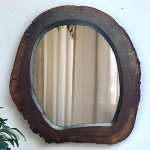 Specchio da parete in legno con bordi vivi, specchio irregolare realizzato a mano, arredamento rustico, specchio cosmetico unico, mobile da bagno asimmetrico!!