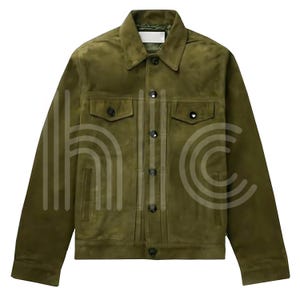Könnte beinhalten: Olivgrüne Wildlederjacke mit klassischem Kragen, zwei Brusttaschen und Knopfverschluss. Die Jacke hat lange Ärmel und eine taillierte Passform. Ein stilvolles Oberbekleidungsstück.