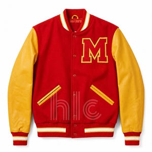 Pode incluir: Casaco universitário vermelho com mangas de couro amarelas. O casaco apresenta um grande emblema "M" amarelo no peito, dois bolsos frontais e punhos e bainha listrados em branco e amarelo. Fecho de botões.
