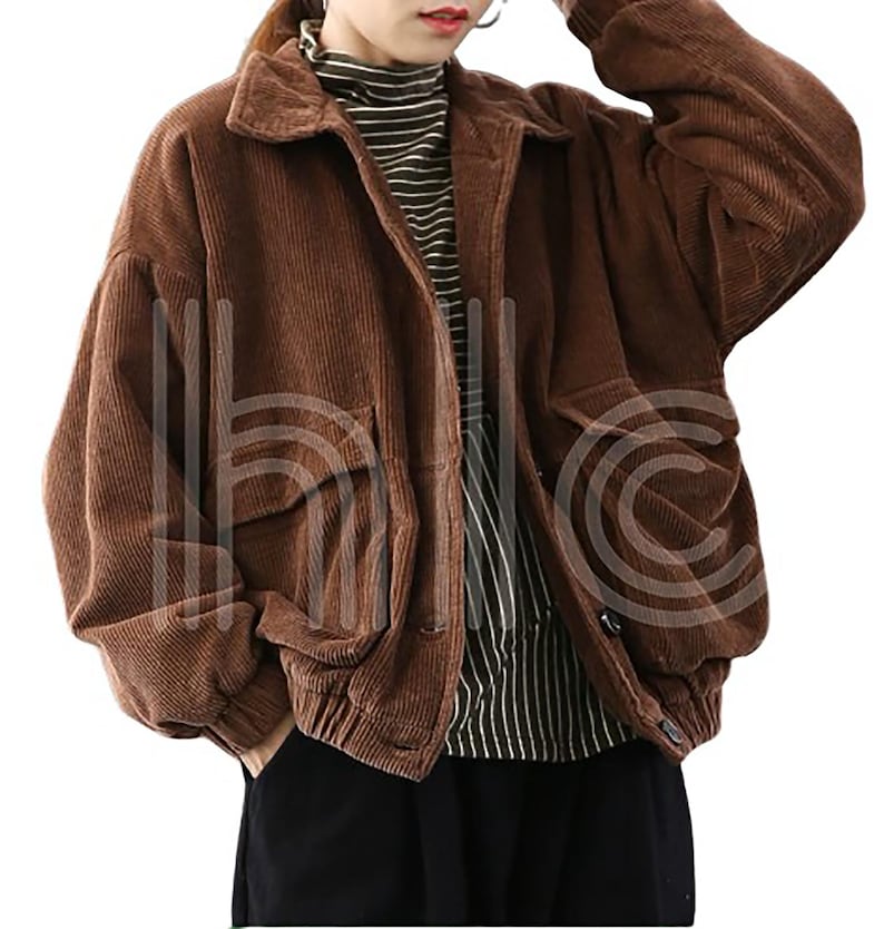 Puede incluir: Chaqueta de pana marr&oacute;n con cuello y dos bolsillos delanteros grandes. La chaqueta tiene un corte relajado y est&aacute; abotonada. La modelo lleva un cuello alto a rayas debajo. La chaqueta es de un color c&aacute;lido y neutro.