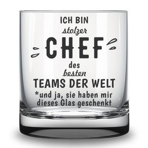 Peut inclure: Un verre en verre transparent avec le texte "ICH BIN stolzer CHEF des besten TEAMS DER WELT *und ja, sie haben mir dieses Glas geschenkt" imprimé dessus.