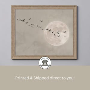 Impresión de arte de pared con pájaros voladores neutros, luna greige, arte japonés, paisaje abstracto, decoración de sala de estar, póster de papel mate de primera calidad