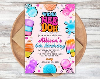 Puede incluir: Una tarjeta de invitación de cumpleaños rectangular con fondo rosa claro y coloridas ilustraciones de juguetes blandos, ositos de goma y polos. El texto dice: YOU NEE DOH, join us to celebrate Allison's 6th Birthday, SATURDAY OCTOBER 31ST, 6PM - 8PM, THE FALLON'S RESIDENCE, 233 FUNLANE AVE., rsvp LORI @ 123-456-7890.