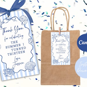 Puede incluir: Una etiqueta de regalo rectangular con rayas verticales azul claro y blancas, con ilustraciones de conchas marinas en azul oscuro y el texto Thank You for celebrating THE SUMMER I TURNED THIRTEEN Love, Jessica. Un lazo azul oscuro está atado.