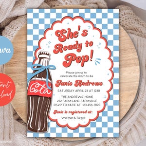 Peut inclure: Une invitation à une baby shower au design rétro. L'invitation présente une bouteille de soda marron avec un nœud bleu, le texte "She's Ready to Pop!" et les détails de l'événement. Le fond a un motif à carreaux bleu et blanc.