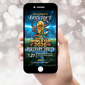 Puede incluir: Una invitaci&oacute;n digital en la pantalla de un tel&eacute;fono inteligente para la fiesta de cumplea&ntilde;os World Cup 2026 de Anderson el 27 de junio. El gr&aacute;fico muestra un trofeo dorado rodeado de banderas internacionales sobre un campo de f&uacute;tbol.