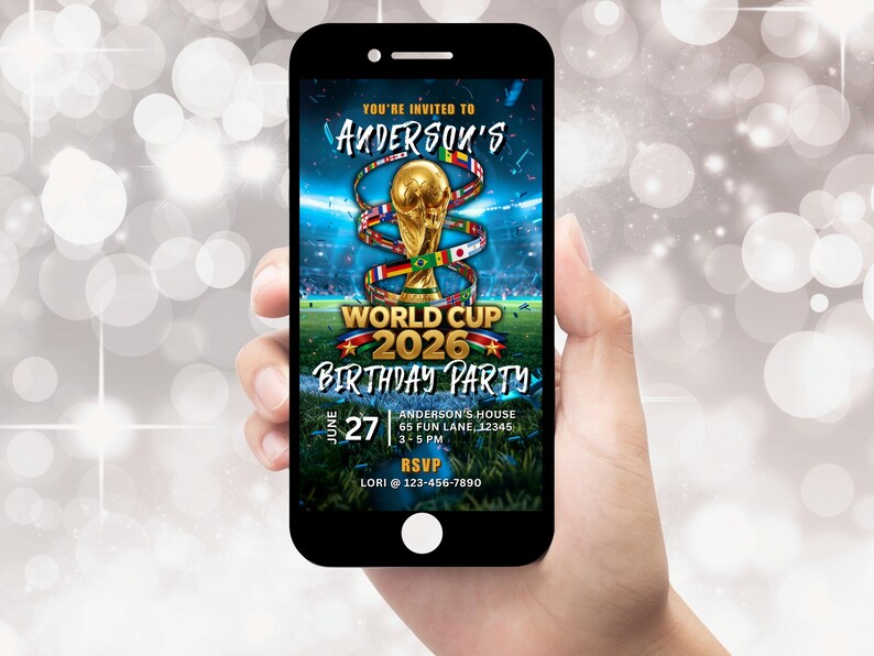 Puede incluir: Una invitaci&oacute;n digital en la pantalla de un tel&eacute;fono inteligente para la fiesta de cumplea&ntilde;os World Cup 2026 de Anderson el 27 de junio. El gr&aacute;fico muestra un trofeo dorado rodeado de banderas internacionales sobre un campo de f&uacute;tbol.