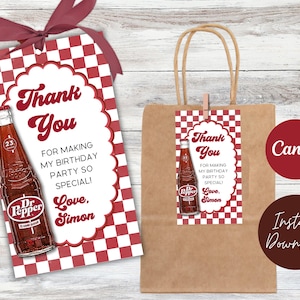 Peut inclure: Une étiquette cadeau rectangulaire à motif à carreaux rouges et blancs, illustrée d'une bouteille en verre Dr Pepper et du texte Thank You FOR MAKING MY BIRTHDAY PARTY SO SPECIAL! Love, Simon. Un ruban bordeaux est noué au sommet de l'étiquette.