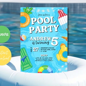 Könnte beinhalten: Eine blaue Poolparty-Einladung mit dem Text "POOL PARTY" und "Andrew wird 5". Die Einladung enthält Illustrationen eines Ananas-Schwimmers, eines Eis am Stiel, eines Strandballs und eines Enten-Schwimmers. Das Datum ist der 27. Juli.