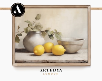 Puede incluir: Una pintura de bodegón con una jarra de cerámica blanca con una rama frondosa, tres limones amarillos y un cuenco de cerámica blanca sobre una mesa de madera.