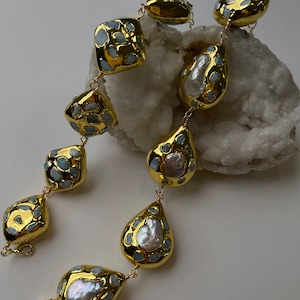 Chunky Gold Pearl Bracelet: Elegant Vintage Stackable Design