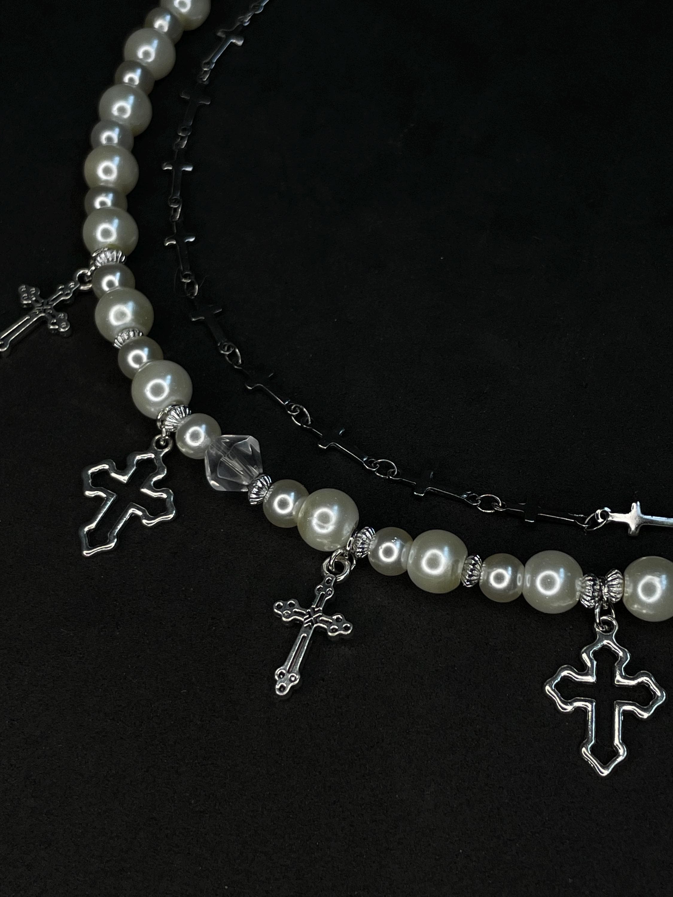 【BLACKPURPLE】HALFRIBO PEARL CROSS PENDANT NECKLACE BLACKPURPLE】HALFRIBO PEARL CROSS PENDANT NECKLACE Black