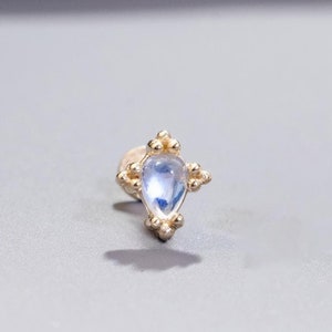 Pendiente de cartílago con piedra lunar en oro macizo de 14 quilates, sin rosca, con forma de caracola, con piedra lunar en hélice, con gema, para piercing y con parte trasera plana.