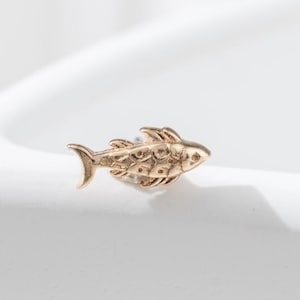 14K massivt guld Koi fisk brosk örhänge/liten conch helix tragus örhänge/minimalistisk djurpiercing/trådlös trycknål/näsa stift