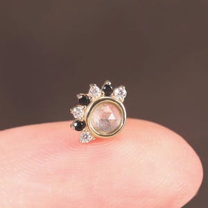 Pendiente de oro macizo de 14 quilates con labradorita / Pendiente de cartílago con huella de pie de espinela negra / Piercing plano de moissanita para hélix, concha y tragus / Pendiente con parte trasera plana