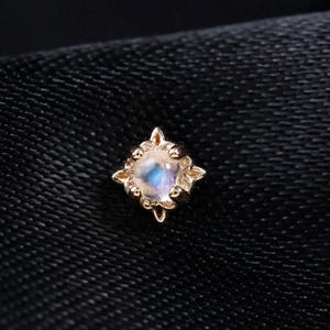 Pendiente de cartílago con flor de piedra lunar en oro macizo de 14 quilates, pendiente de lóbulo de oreja con delicado diseño y parte trasera plana, piercing de nariz con tragus floral ultrafino.