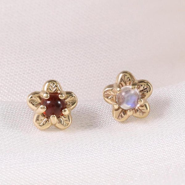 Pendiente floral de piedra lunar de oro macizo de 14k / Pendiente de cartílago de granate / Piercing de hélice, concha y tragus de oro / Pendiente labret de piedra lunar / Pasador sin rosca