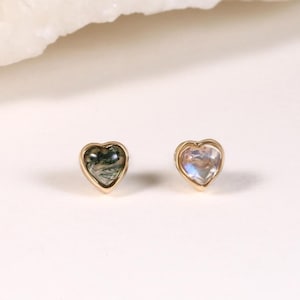 Pendiente de cartílago en forma de corazón de oro macizo de 14 quilates con ágata musgosa y piedra lunar / Pendiente sin rosca para lóbulo, concha, hélix, tragus / Joyería delicada para piercing de nariz