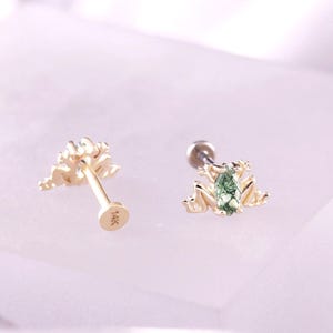 Estremità in pietra preziosa di agata muschiata in oro massiccio 14K a forma di rana/piercing alla cartilagine/orecchino animale/orecchino con parte posteriore piatta/trago elica/perno a conchiglia/perno con pietra preziosa verde