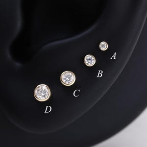 Pendiente de hélice redondo de moissanita en oro macizo de 14 quilates / Pendiente minimalista para cartílago del tragus sin rosca, parte trasera plana / Joyería para piercing de lóbulo de la oreja o concha