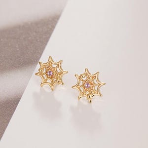 14K massief gouden amethist oorknopjes met spinnenwebmotief, geometrische oorbellen, unieke gouden oorknopjes, gotische oorknopjes, geboortesteen van februari