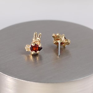 Orecchini a lobo in oro massiccio 14 carati con granato e coniglio/Orecchini a lobo senza filo con pietra preziosa Labret/Piercing a elica, conchiglia, trago, cartilagine in granato/Orecchini a fondo piatto