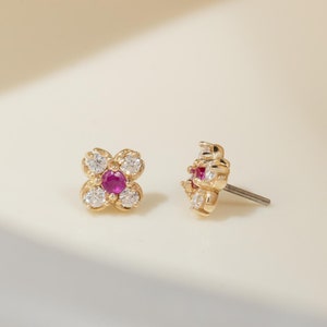 Kolczyki z moissanitem w kształcie kwiatów z 14-karatowego złota/kolczyk do chrząstki z rubinem/złoty kolczyk do małżowiny/kolczyk z płaskim zapięciem/bezgwintowa agrafka
