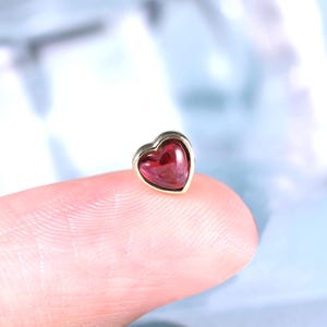 Pendiente de corazón de granate rodolita en oro macizo de 14 quilates/perforación de cartílago/pasador sin rosca/perno prisionero de hélice con gemas/pendiente de trago de oro