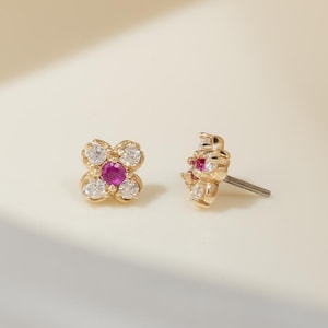 Orecchino a perno per elice in oro massiccio 14 carati con rubino e fiore/piercing per cartilagine, lobo, naso e orecchio con fiore in moissanite