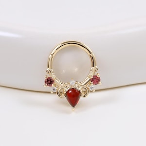 14-karätiger Gold-Clicker mit tropfenförmigem Granat, Moissanit-Septumring, Daith-Creolen mit orangefarbenem Saphir, nahtloses Conch-Piercing mit Kronenmotiv