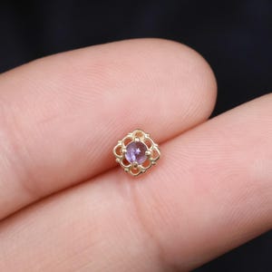 Puce d'oreille en or massif 14 carats avec pierre précieuse iolite en forme de fleur / Piercing sans filetage iolite / Boucle d'oreille hélix/conque à fermoir plat / Puce élégante taille rose / Boucle d'oreille tragus