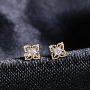 Boucle d'oreille puce florale en or massif 14 carats et pierre de lune, piercing hélix délicat sans filetage, piercing labret à petite fleur pour cartilage et conque