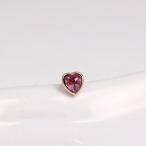 Boucle d'oreille puce en or massif 14 carats et grenat rhodolite en forme de cœur / Piercing discret au lobe de l'oreille, cartilage et cartilage / Cadeau minimaliste pour piercing au nez, tragus et conque