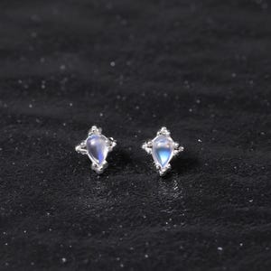 14K massief witgouden maansteen kraakbeenpiercing/fijne maansteen druppelvormige helix piercing zonder schroefdraad, platte achterkant/kraalvormige zetting oorlel piercing conch piercing sieraden