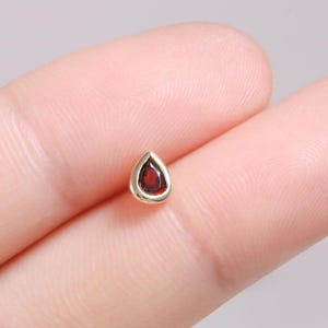 Pendiente de oro macizo de 14 quilates con forma de lágrima y granate, con forma de pera, para cartílago, hélice, trago, labret, sin rosca, con parte trasera plana.