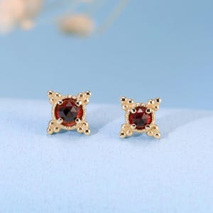 Kolczyki z litego złota 14K z szlifem różanym i gwiazdką z granatu/bezgwintowa agrafka/maleńki kolczyk z muszli z granatu/piercing do chrząstki/kolczyki z płaskim tyłem