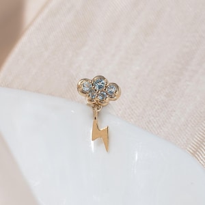 Pendiente de oro macizo de 14 quilates con nubes y topacio azul suizo, colgante con forma de rayo, con parte trasera plana, con pasador a presión sin rosca, para piercing de labio o de hélice en forma de caracol